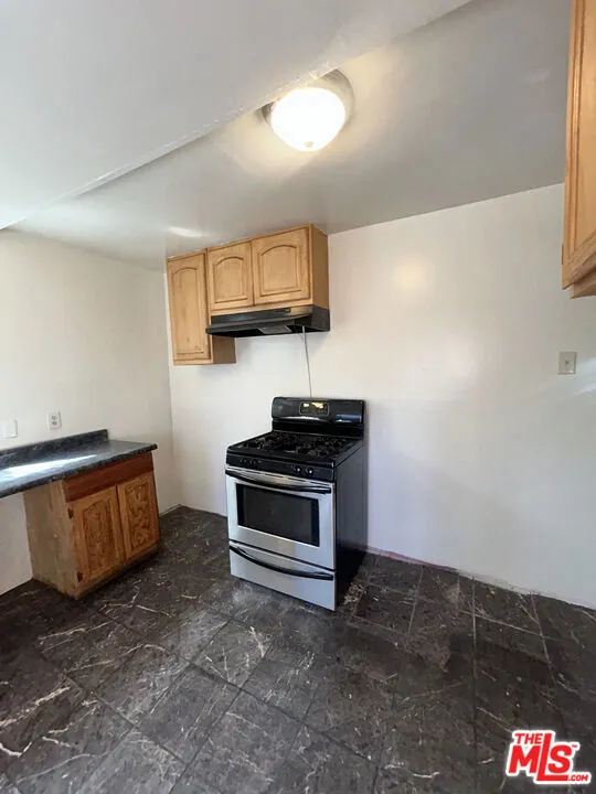 422 E Colden Avenue, Los Angeles, California 90003 home-pic-11